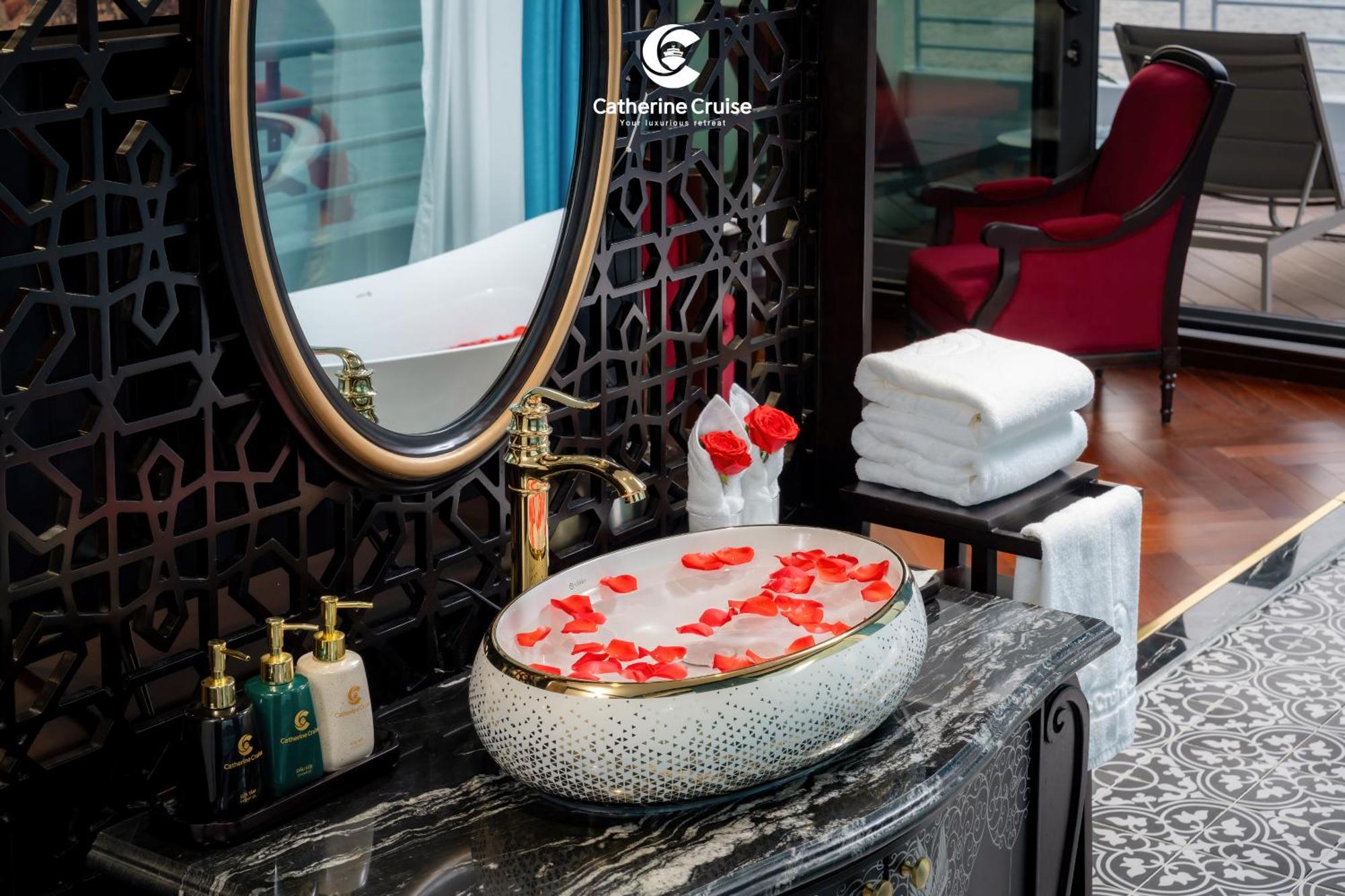 Catherine Cruises Ha Long Bay Exterior photo